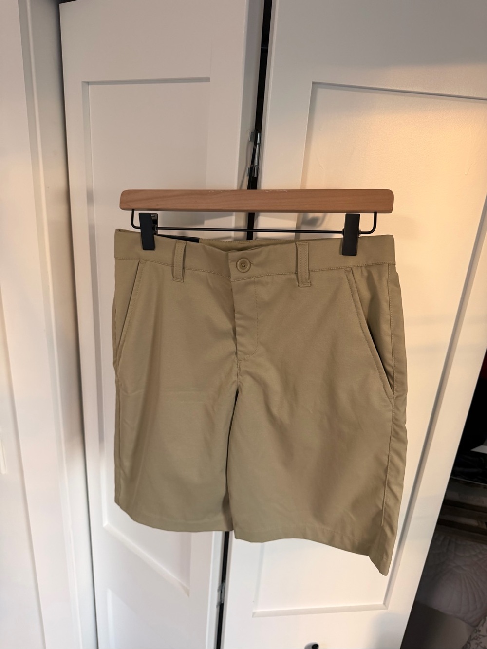 *NWT* Boys Large Under Armour khaki golf shorts